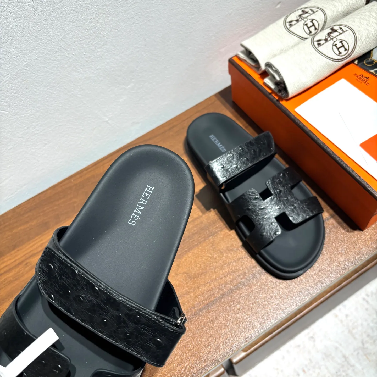 👟👟Ex-factory price 520👟👟 Men's size +10 Brand💗: HERMES Number💗: H8018-210199 Color💗: Ostrich pattern new color system Size 💗: 35 to 40 38-45 Upper material: imported calfskin Outsole material: Tpu anti-slip and wear-resistant outsole 🆕🆕🆕HERMES 2025 latest color matching, original purchased and dismantled, imported custom fabrics. All colors have been adjusted N times, striving to be zero different from the original! The top version for women 💰 Erjie's shoes that have become extremely popular recently - chypre sandals, which are comfortable for all ages and are cute and cute. Paired with various colored socks, it’s so trendy